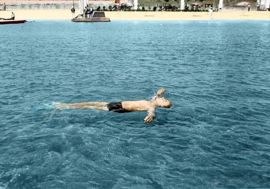 Ататюрк плавает в море, Стамбул, 1930 год