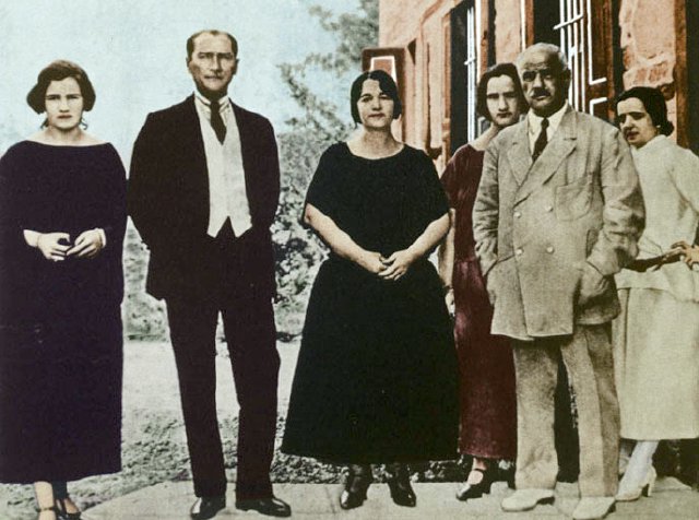 Ататюрк, его жена Латифе-ханым и её семья, 1923 год