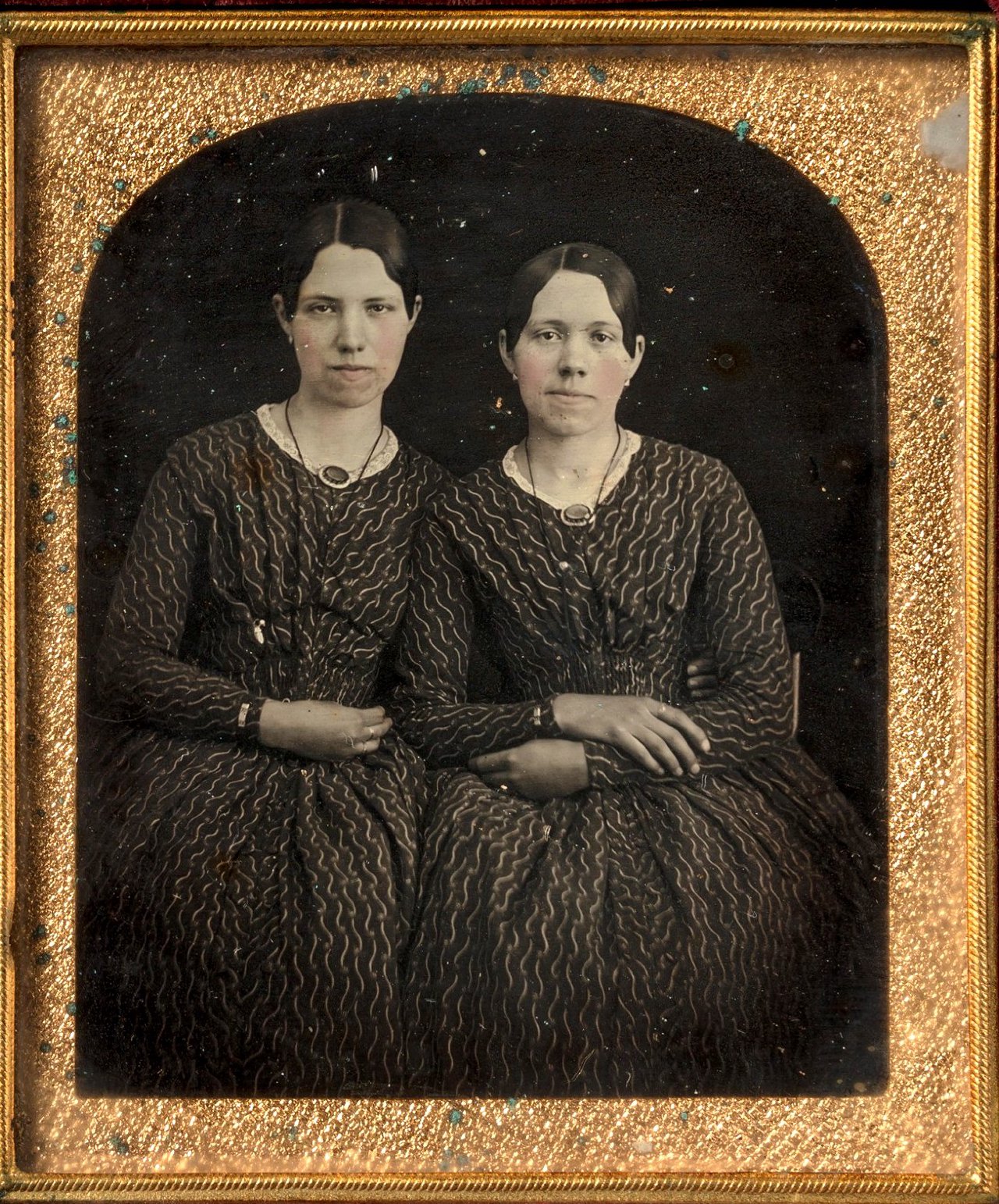 Две сидящие молодые женщины, одетые одинаково; дагеротип, фотография неизвестного автора, 1840-е годы