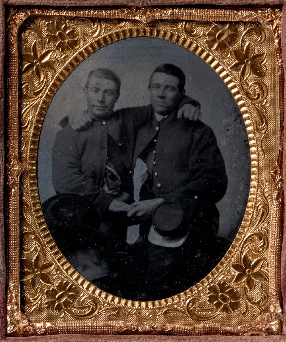 Двое солдат Союза (северные штаты во время Гражданской войны) держатся за руки и обнимают друг друга за плечи; тинтайп, фотография неизвестного автора, 1860-е годы