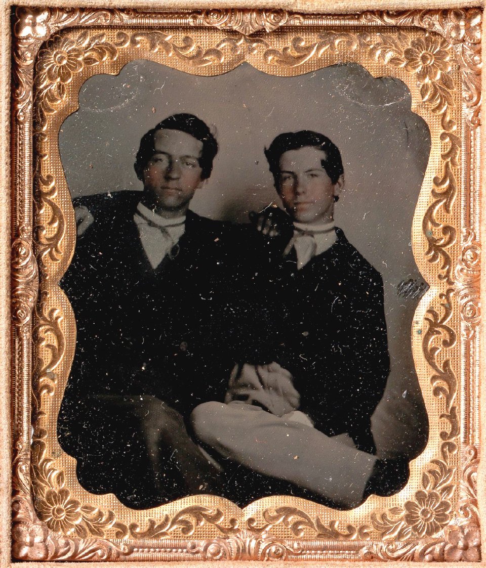 Двое молодых мужчин, сидящих, обняв друг друга за плечи; тинтайп, фотография неизвестного автора, 1860-е годы