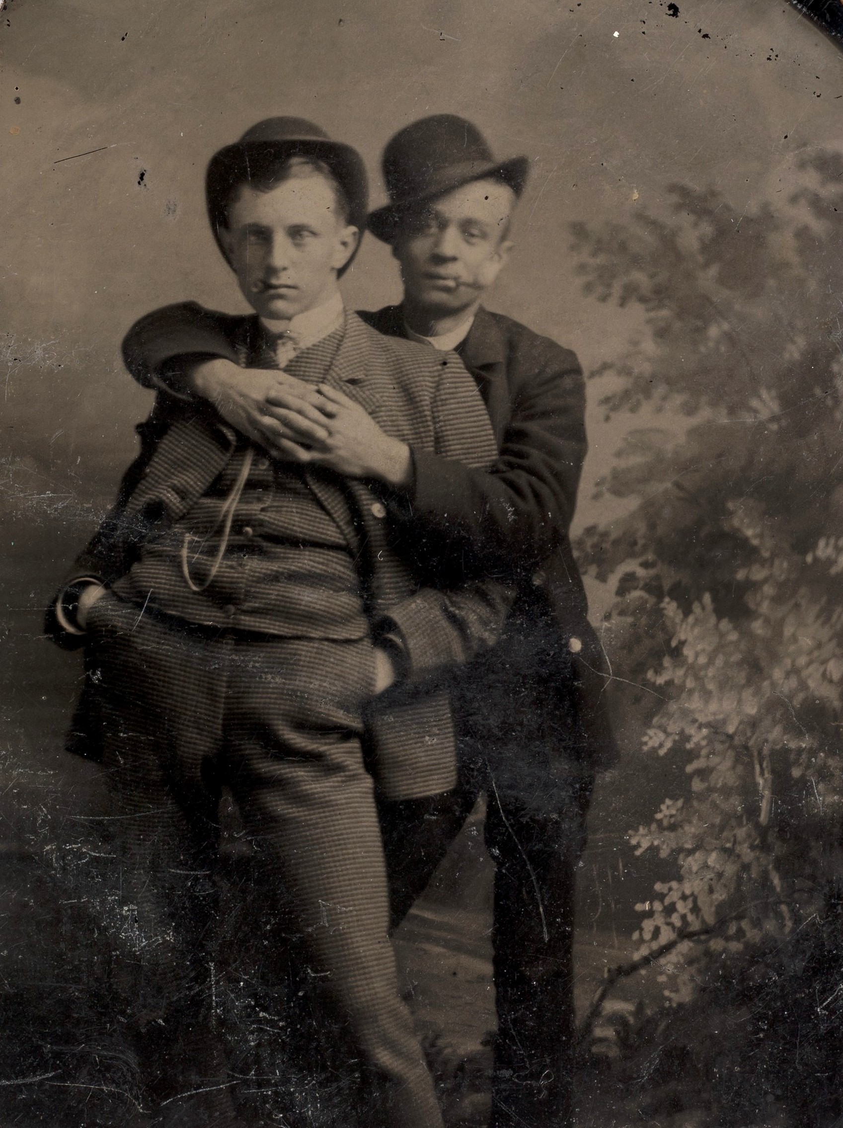 Двое молодых мужчин, один обнимает другого; тинтайп, фотография неизвестного автора, 1880-е годы