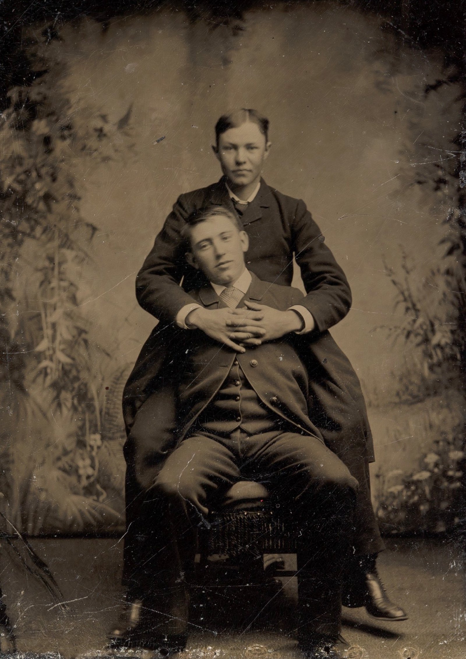 Двое молодых мужчин, один обнимает другого; тинтайп, фотография неизвестного автора, 1870–1880-е годы