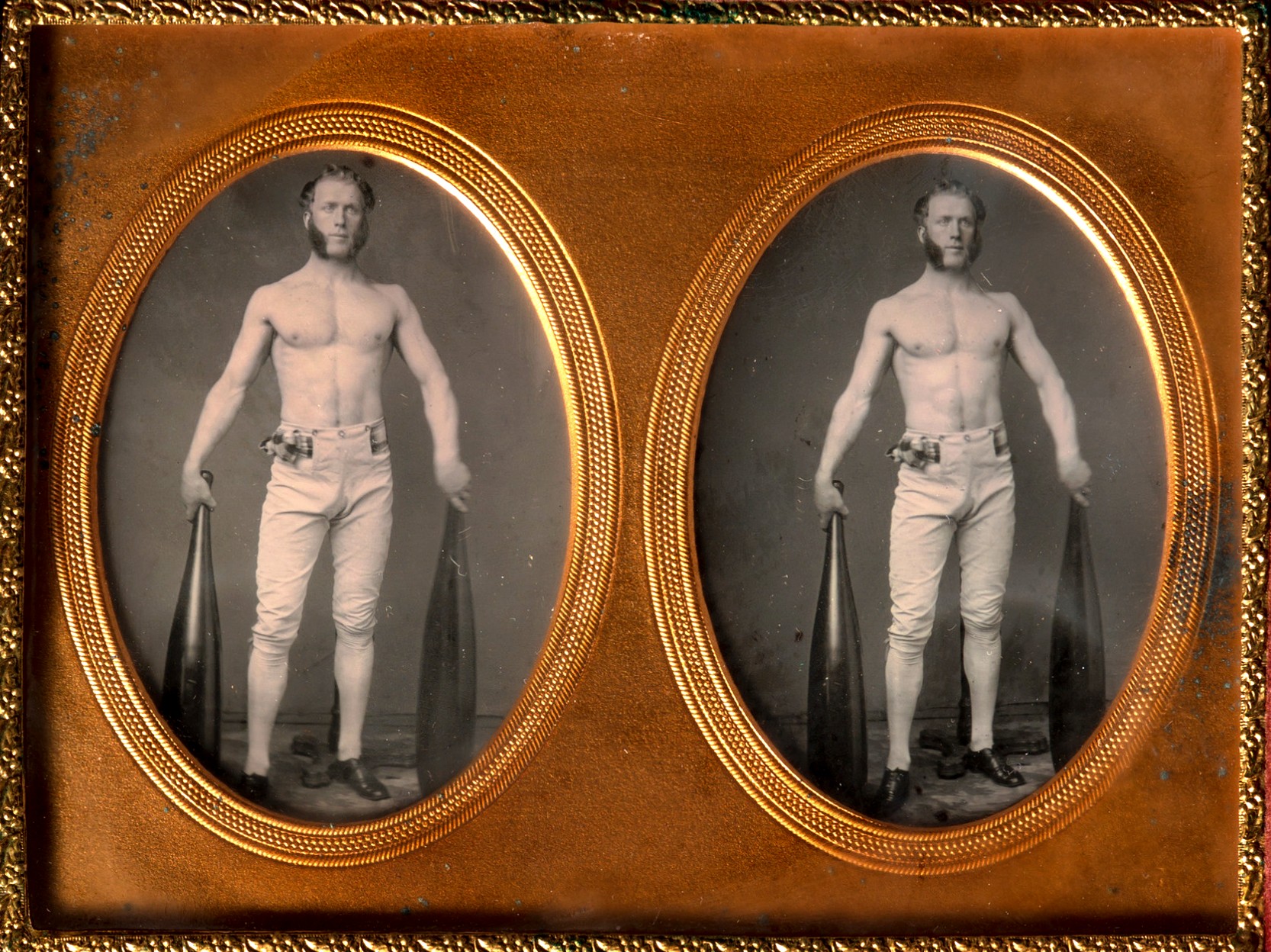 Стереоскопический футляр с частично обнажённым силачом, держащим индийские булавы; дагеротип, фотография неизвестного автора, 1853–1860-е годы