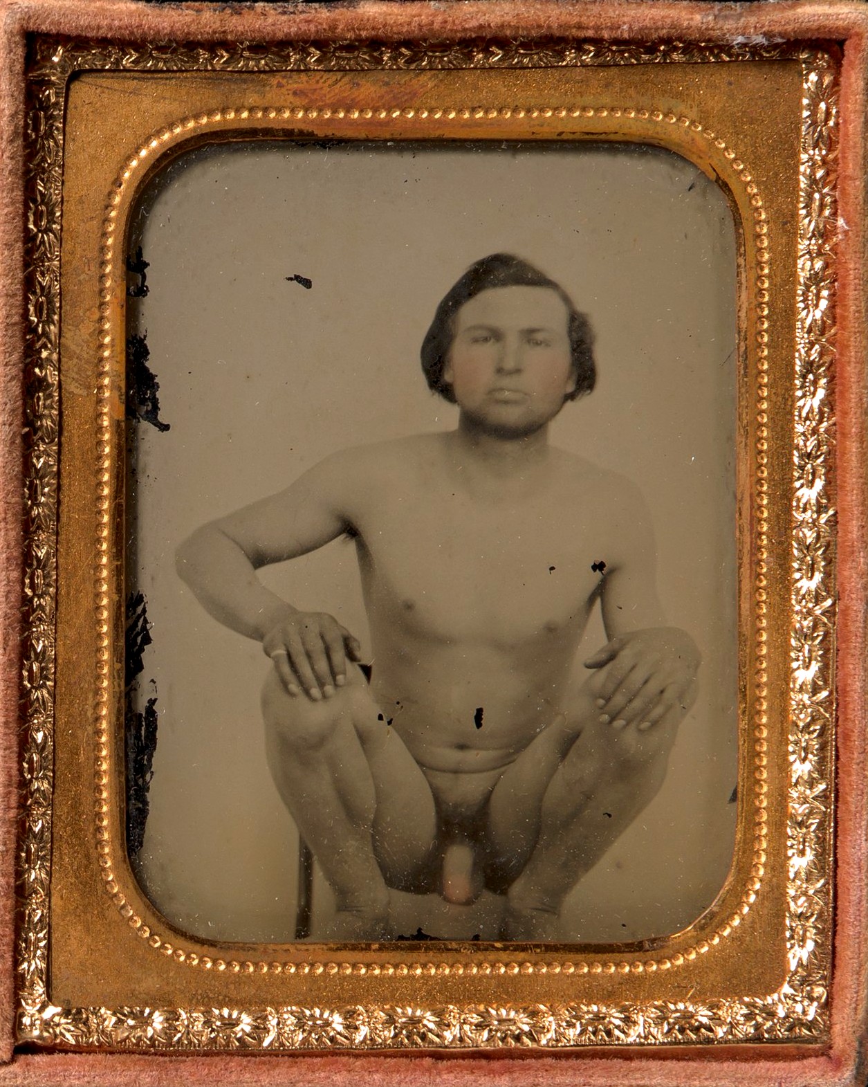 Обнажённый мужчина, сидящий на корточках на стуле; амбротипная фотография неизвестного автора, 1850–1860-е годы