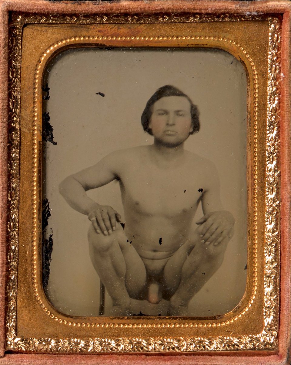 Обнажённый мужчина, сидящий на корточках на стуле; амбротипная фотография неизвестного автора, 1850–1860-е годы