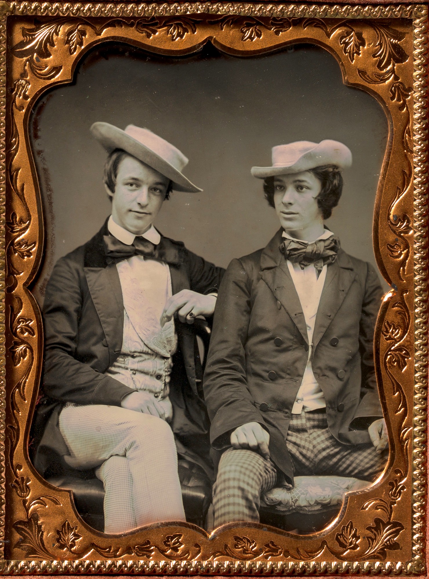 Дагерротип «Двое сидящих молодых мужчин в клетчатых брюках, бабочках и мягких шляпах», 1850-е (автор неизвестен)