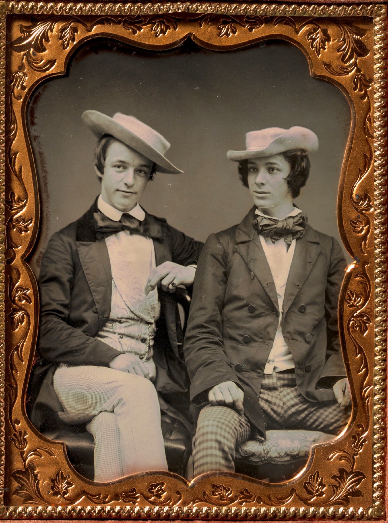 Дагерротип «Двое сидящих молодых мужчин в клетчатых брюках, бабочках и мягких шляпах», 1850-е (автор неизвестен)