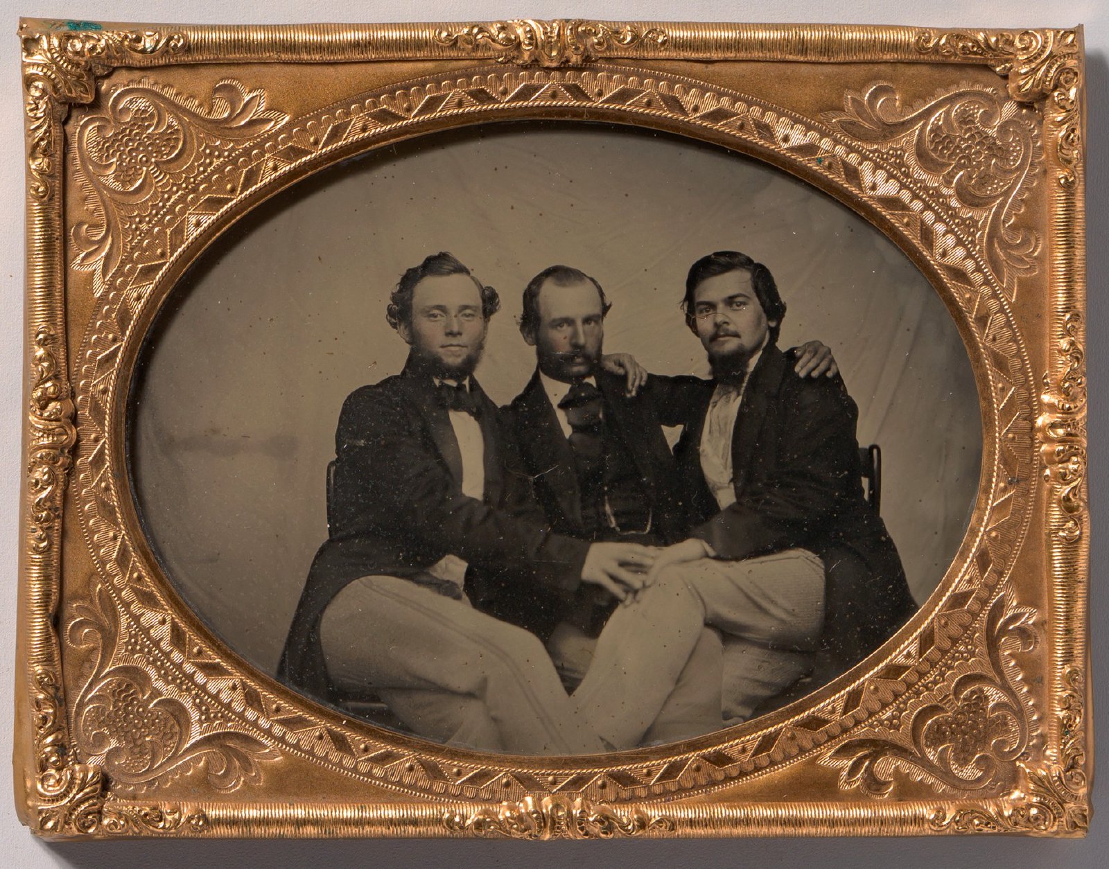 Трое сидящих мужчин, обнявших друг друга за плечи; амбротип, фотография неизвестного автора, 1860-е годы
