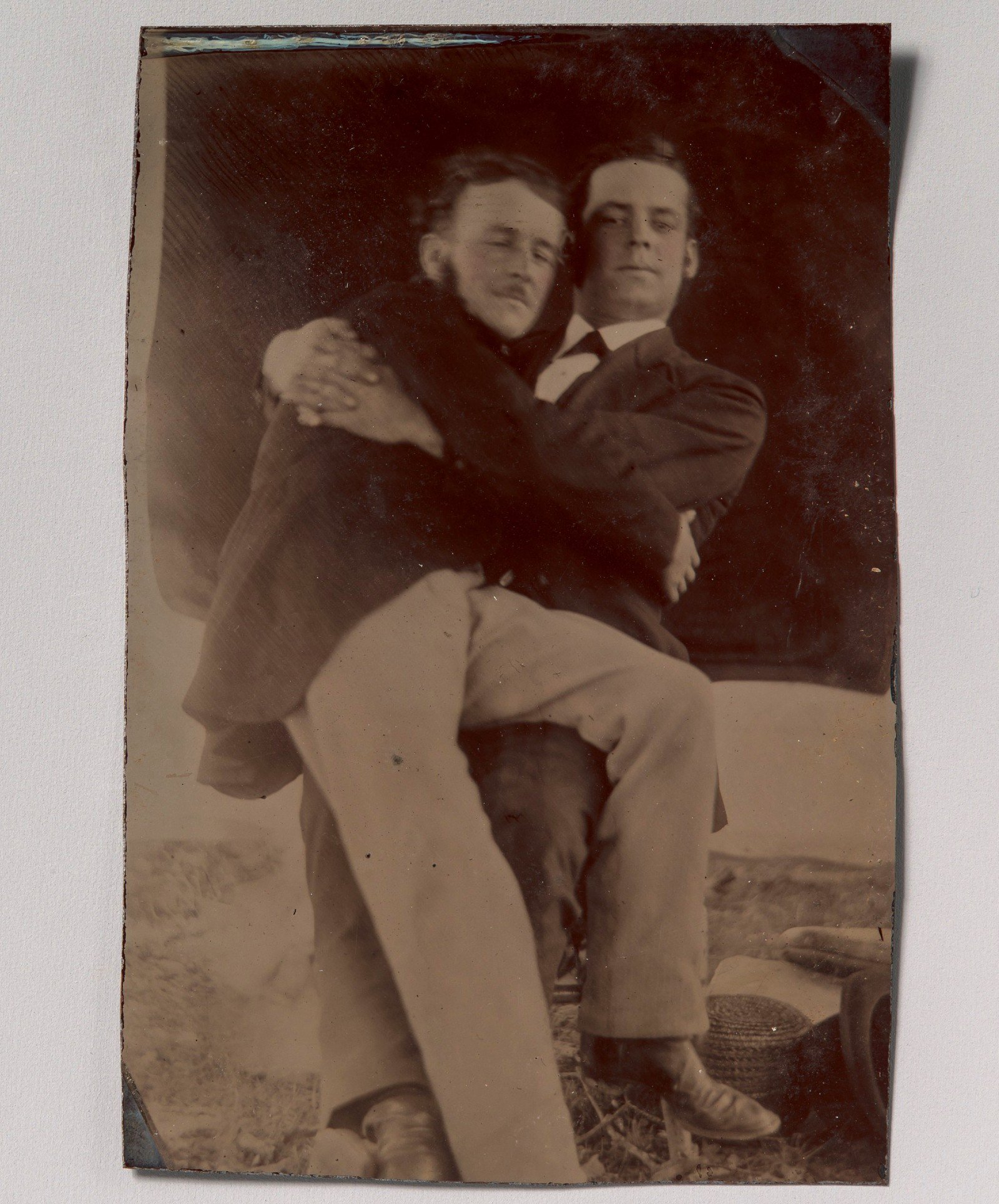 Двое мужчин в объятиях, один сидит на коленях у другого; тинтайп, фотография неизвестного автора, 1880–1890-е годы