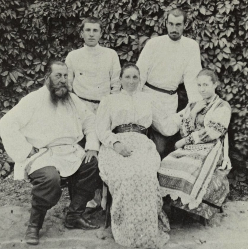 Семья Авиновых. Андрей, старший брат Николай, отец Николай, мать Александра, сестра Елизавета