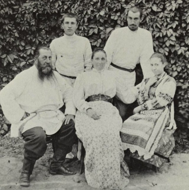 Семья Авиновых. Андрей, старший брат Николай, отец Николай, мать Александра, сестра Елизавета