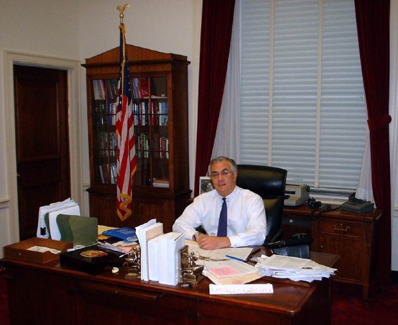 Barney Frank, il primo membro del Congresso americano a fare coming out volontariamente, muore a 86 anni
