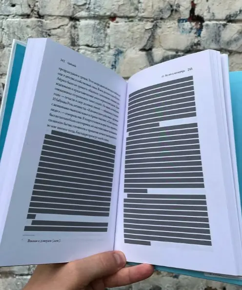 Un editore russo censura le sezioni LGBTQ nell'autobiografia di papa Francesco