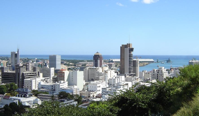 Порт-Луи, столица Маврикия (фото: [Thierry](https://commons.wikimedia.org/wiki/File:Port_Louis_Skyline.JPG) / Wikimedia Commons)