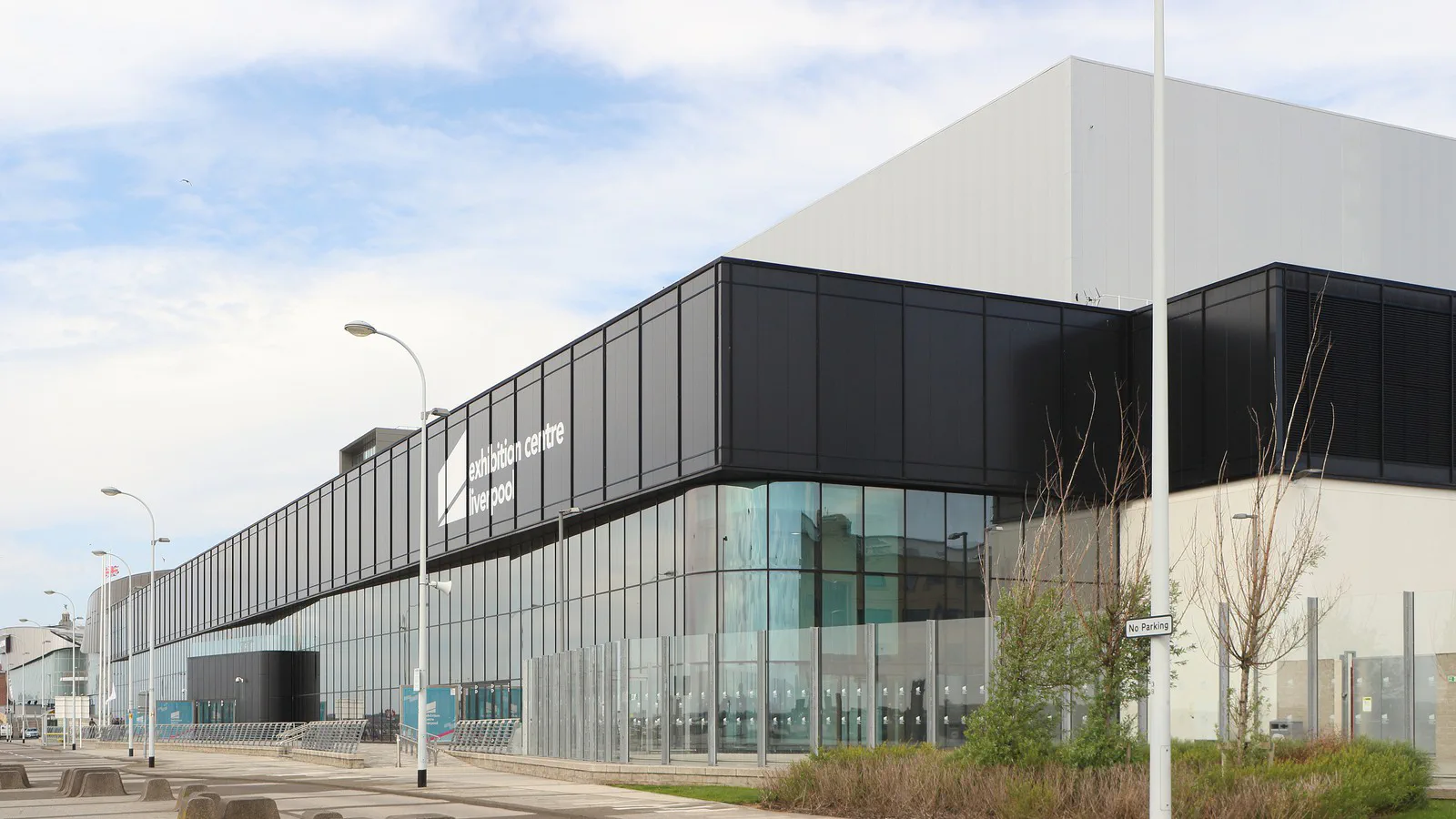 किंग्स परेड पर स्थित प्रदर्शनी केंद्र लिवरपूल (Exhibition Centre Liverpool), जहां पार्टी सम्मेलन आयोजित होते हैं। चित्र: Rodhullandemu / Wikimedia Commons (CC BY-SA 4.0)