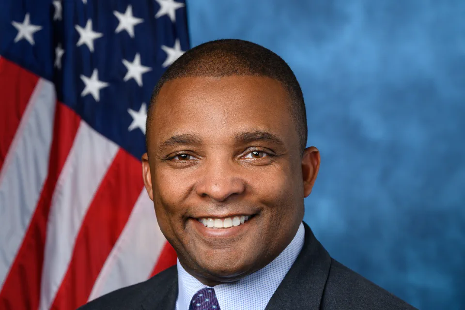 دان دیویس نماینده دموکرات مجلس نمایندگان ایالات متحده (D-NC). عکس: U.S. House of Representatives / ویکی‌انبار (مالکیت عمومی)