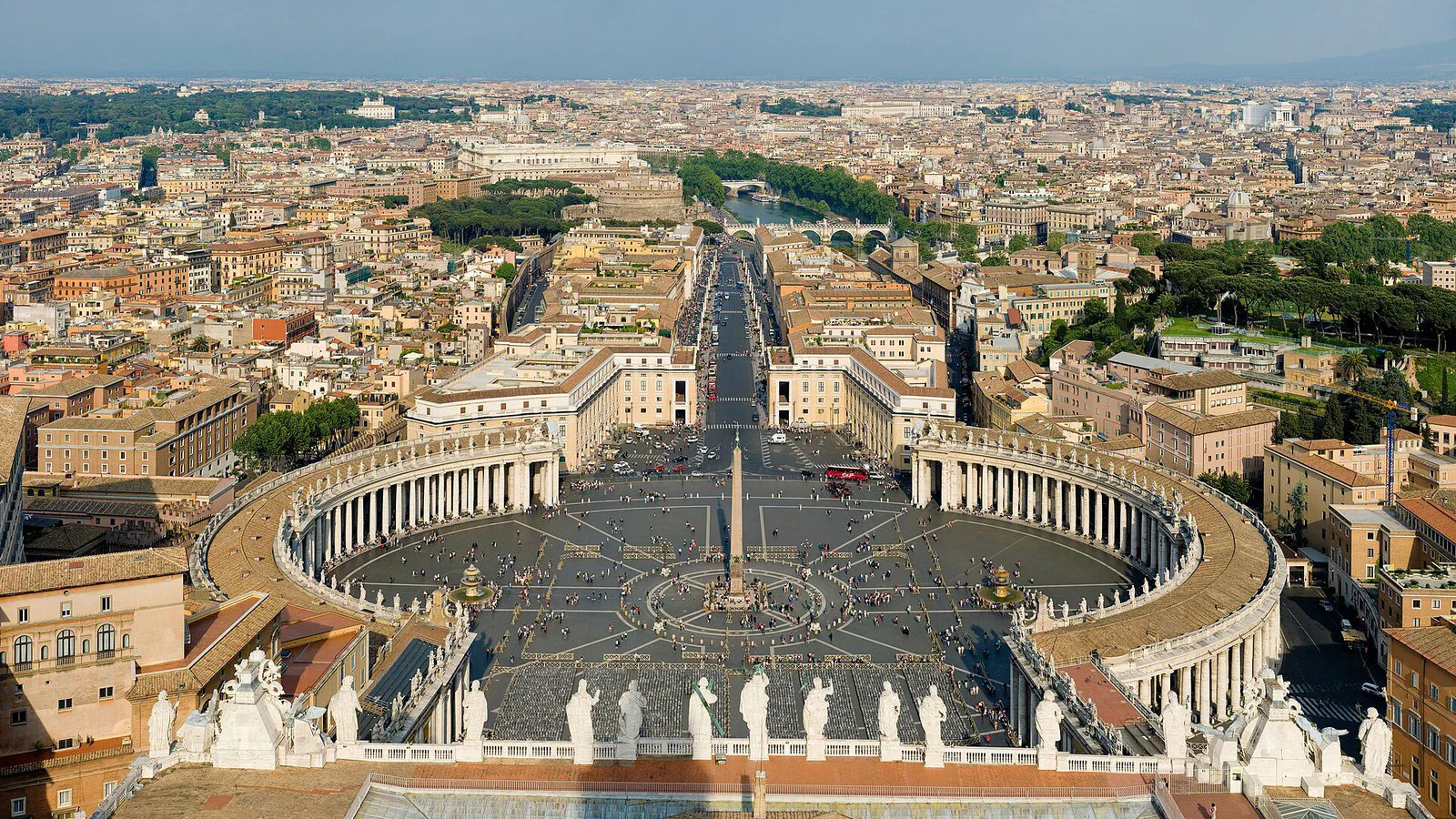 Vue panoramique de la place Saint-Pierre et du Vatican, où se réunissent les présidents des conférences épiscopales du monde entier. Photo : David Iliff / Wikimedia Commons (CC BY-SA 3.0)