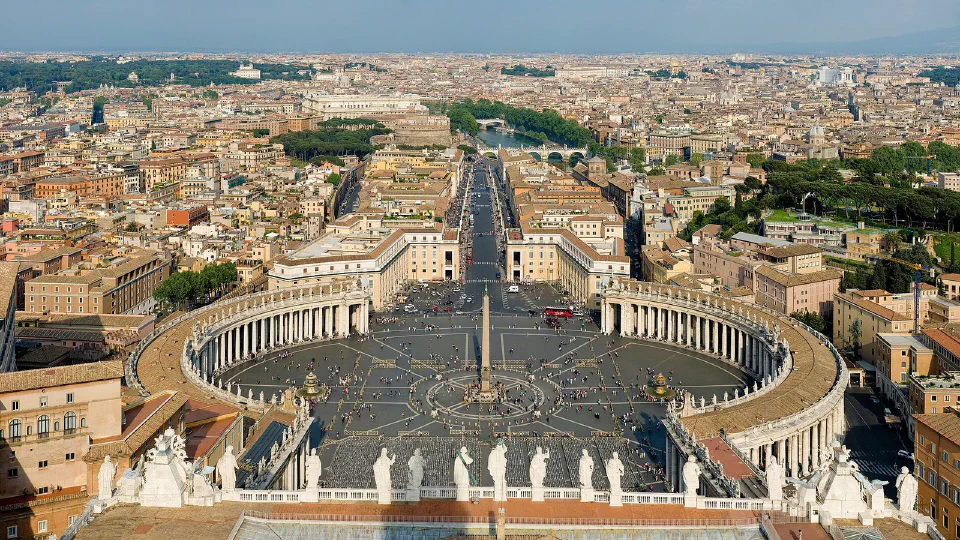 ทัศนียภาพของจัตุรัสเซนต์ปีเตอร์ (St. Peter’s Square) และวาติกัน (Vatican) ซึ่งเป็นสถานที่จัดการประชุมหัวหน้าการประชุมบิชอปจากทั่วโลก ภาพ: David Iliff / Wikimedia Commons (CC BY-SA 3.0)