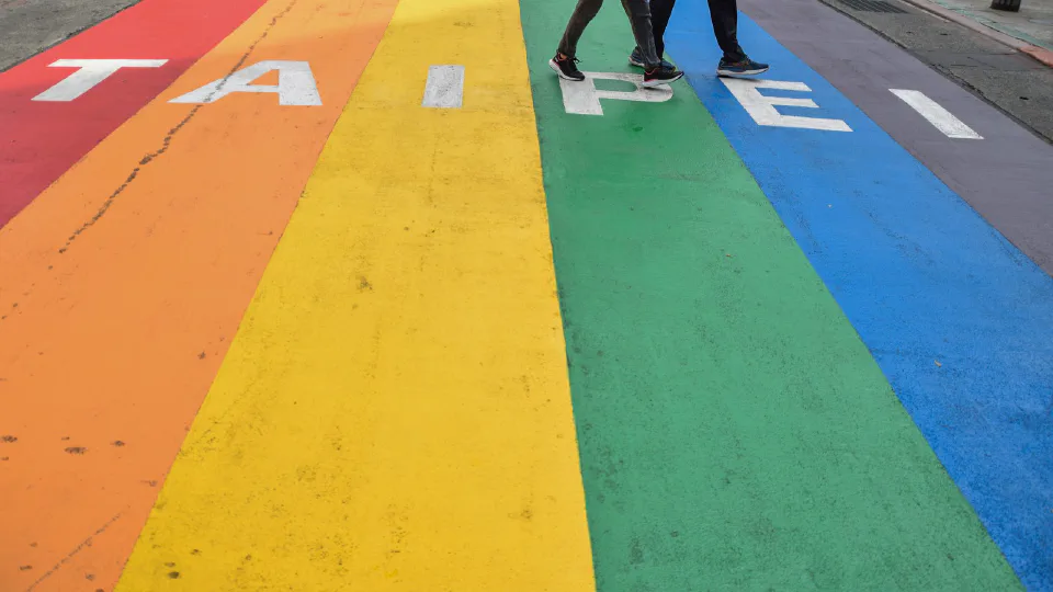 ทางม้าลายสีรุ้ง Rainbow Six ในย่านซีเหมินติง (Ximending) ในไทเป (Taipei) ภาพ: Mosbatho / Wikimedia Commons (CC BY 4.0)