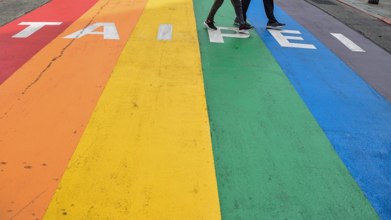 ทางม้าลายสีรุ้ง Rainbow Six ในย่านซีเหมินติง (Ximending) ในไทเป (Taipei) ภาพ: Mosbatho / Wikimedia Commons (CC BY 4.0)