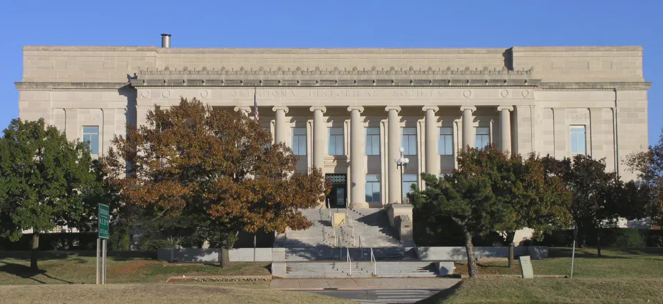 อาคารศูนย์ตุลาการรัฐโอกลาโฮมา (Oklahoma State Judicial Center) ในโอคลาโฮมาซิตี (Oklahoma City) ซึ่งเป็นที่ตั้งของศาลฎีกาของรัฐ ภาพ: Daniel Mayer / Wikimedia Commons (CC BY-SA 3.0)