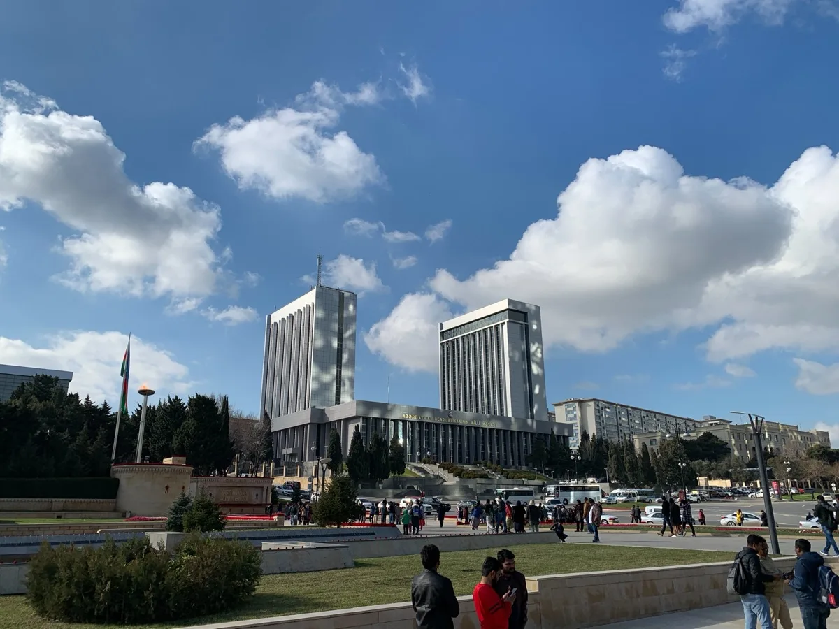 Gedung Milli Majlis (Parlemen) Republik Azerbaijan di Baku. Foto: Robot8A / Wikimedia Commons (CC BY-SA 4.0)