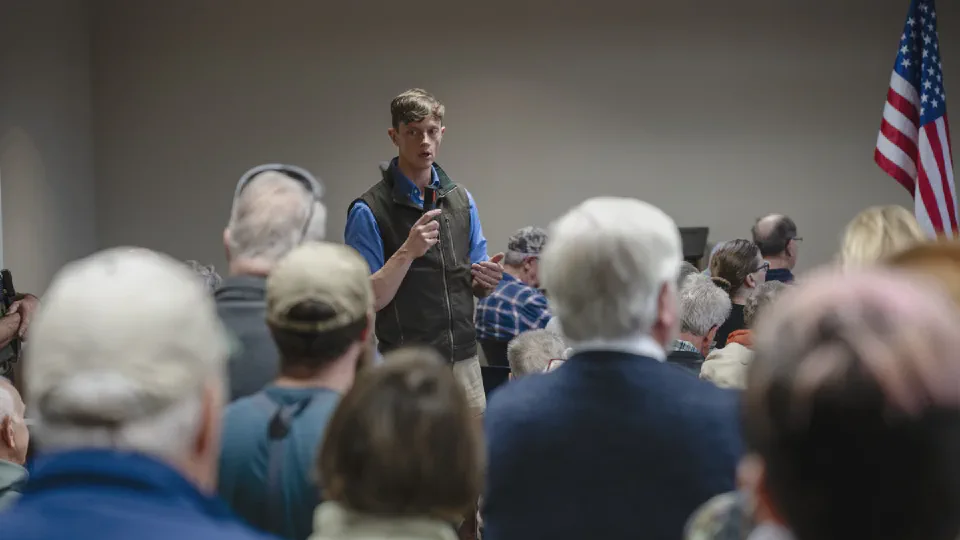 Iowa Democratic gubernatorial candidate Rob Sand speaks to voters. Photo: Rob Sand for Governor / Wikimedia Commons (CC0)