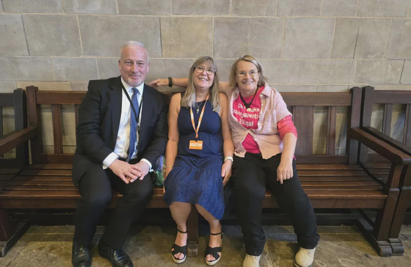 Il deputato britannico Richard Fuller con l'elettrice Deborah Malone e una rappresentante di LGB Alliance al palazzo di Westminster. Foto: richardfuller.co.uk