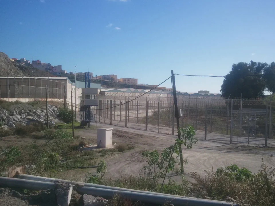 Border fence between the Spanish enclave of Ceuta and Morocco. Photo: Wikimedia Commons / Xemenendura (CC BY-SA 3.0)