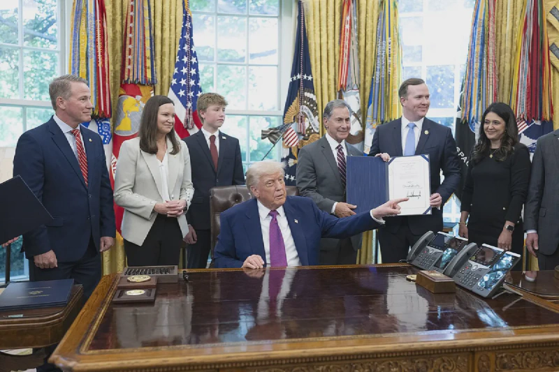 Donald Trump și senatorul de Ohio, Jon Husted (primul din stânga), în Biroul Oval de la Casa Albă. Foto: Molly Riley / The White House / Wikimedia Commons (Domeniu public)
