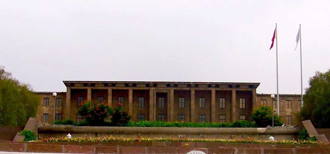 Grand National Assembly of Turkey (TBMM) building in Ankara. Photo: [Makril / Wikimedia Commons](https://commons.wikimedia.org/wiki/File:TBMM_(crop).jpeg) (CC BY-SA 3.0)