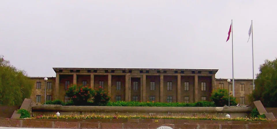 Grand National Assembly of Turkey (TBMM) building in Ankara. Photo: [Makril / Wikimedia Commons](https://commons.wikimedia.org/wiki/File:TBMM_(crop).jpeg) (CC BY-SA 3.0)