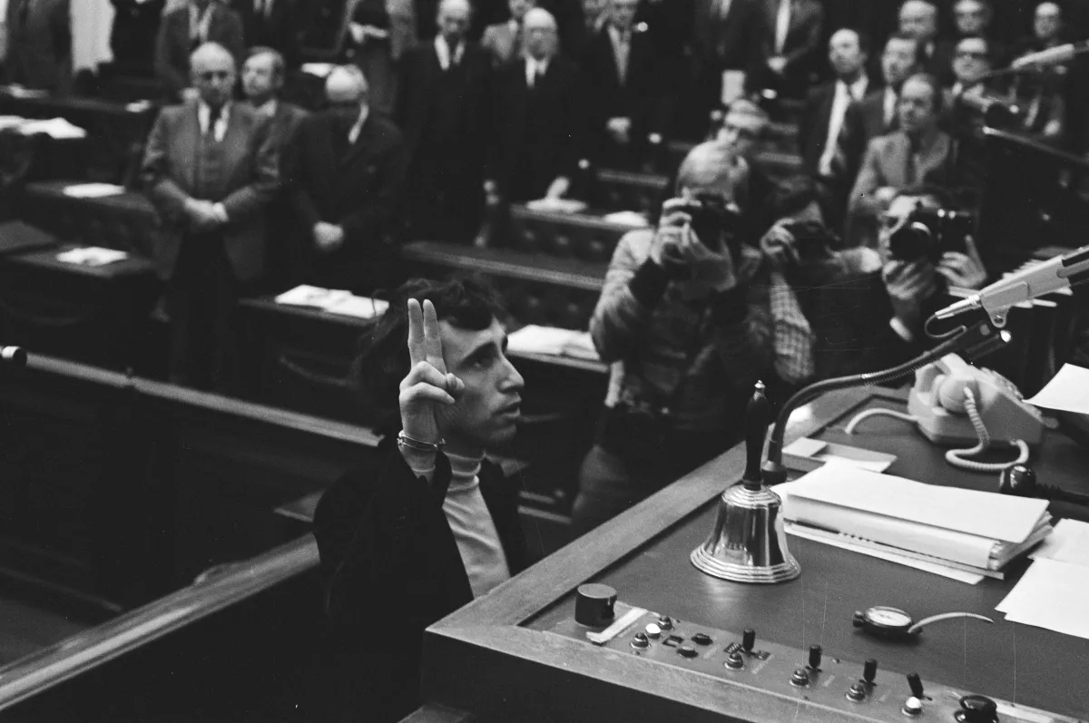 Coos Huijsen skládá poslanecký slib, 30. března 1976. Archivní fotografie: Bert Verhoeff / Anefo / Nationaal Archief, CC0 1.0.