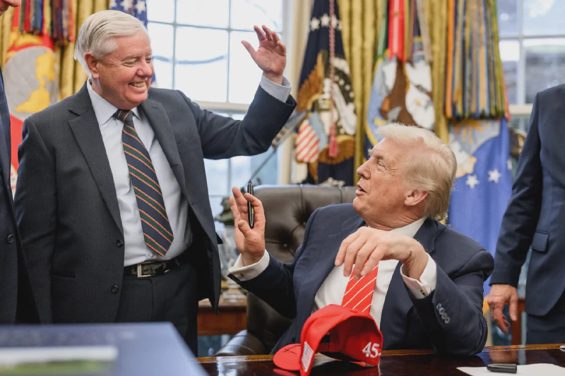 Lindsey Graham (balra) és Donald Trump, 2026. február 3. Archív fotó: The White House / Wikimedia Commons. Közkincs; kicsinyítve, WebP.