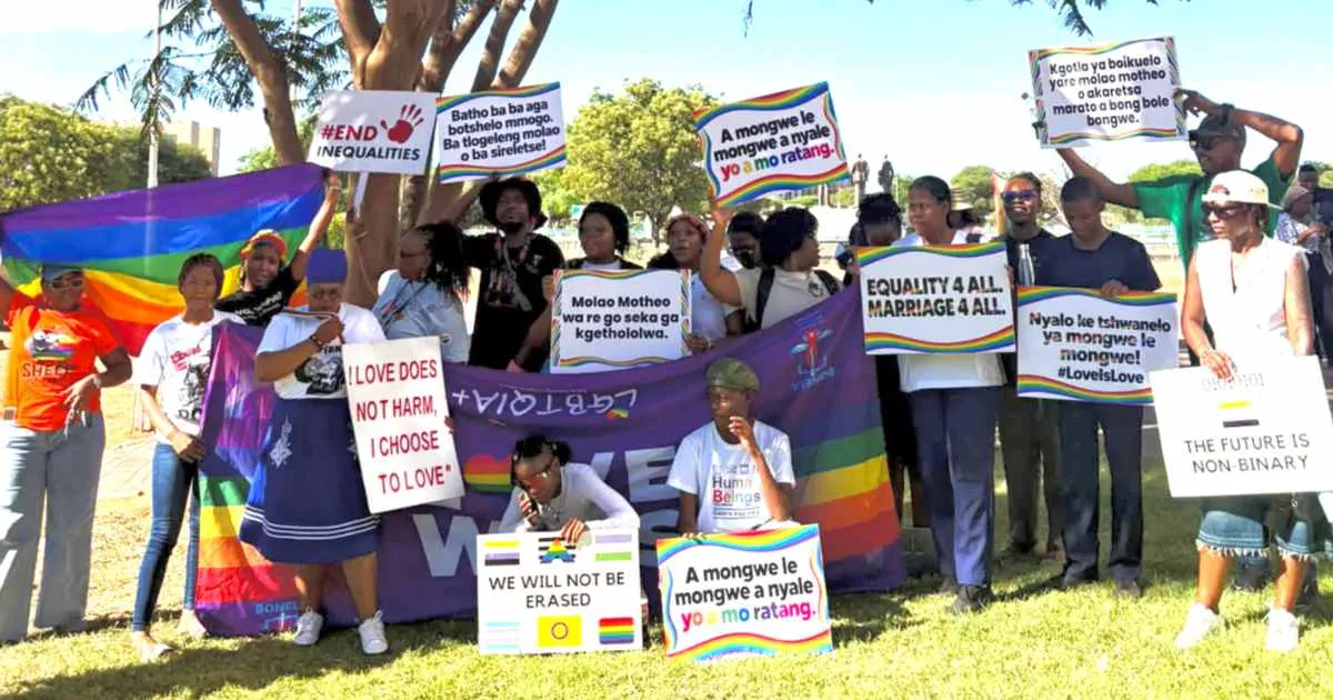Pendukung kesetaraan pernikahan di luar gedung pengadilan di Gaborone. Foto: MambaOnline