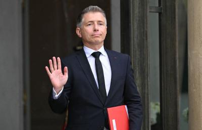 Gil Avérous, político de centro-direita abertamente gay, reeleito presidente da câmara de Châteauroux, França