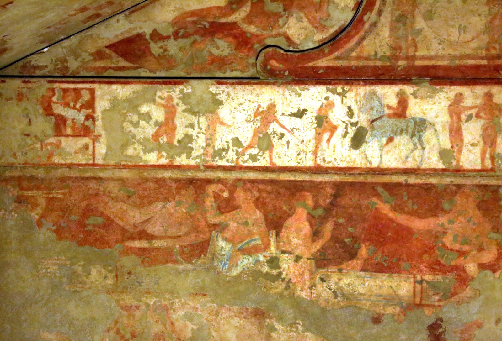 Frescos de la Tumba de las Bigas. Friso superior — juegos funerarios. Friso inferior — escena de banquete.