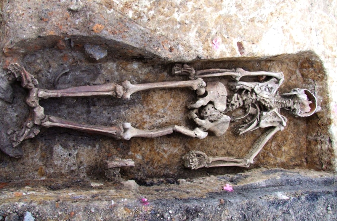 Fotografía del enterramiento en la calle Terronská