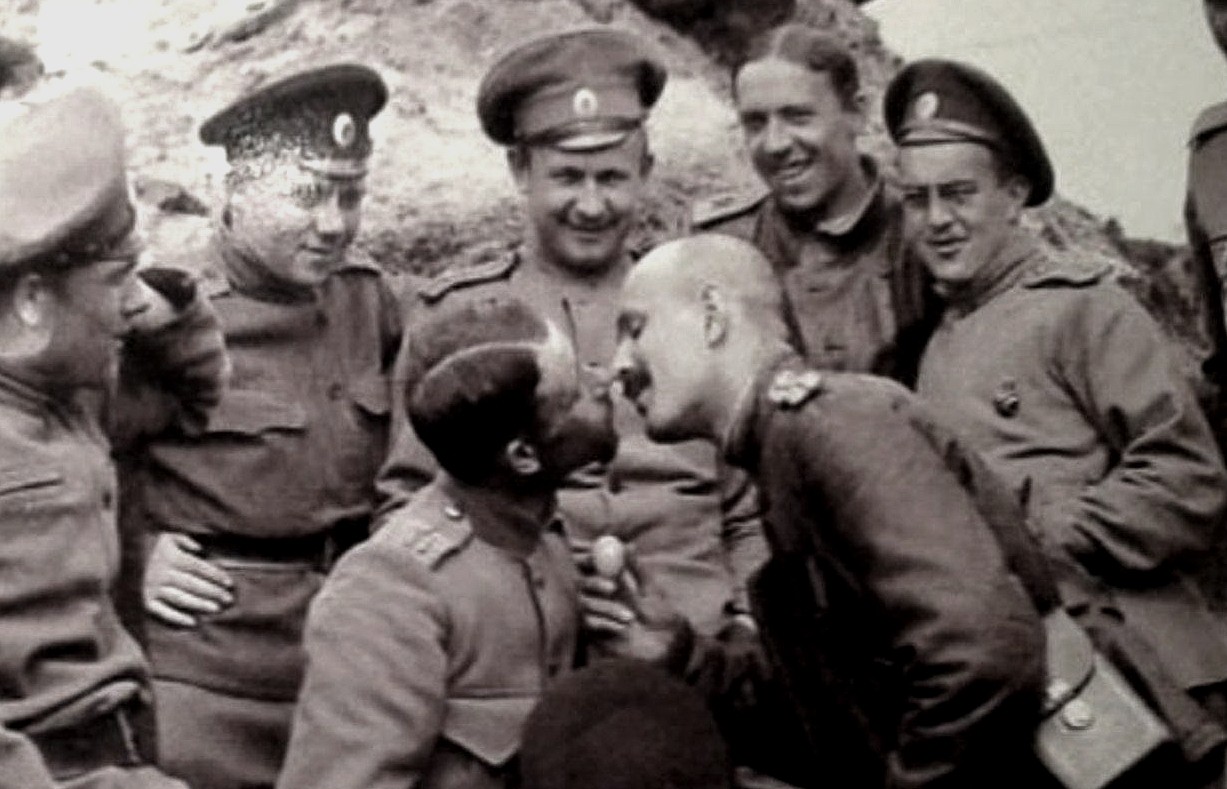 История поцелуя между мужчинами в России