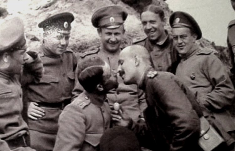 История поцелуя между мужчинами в России