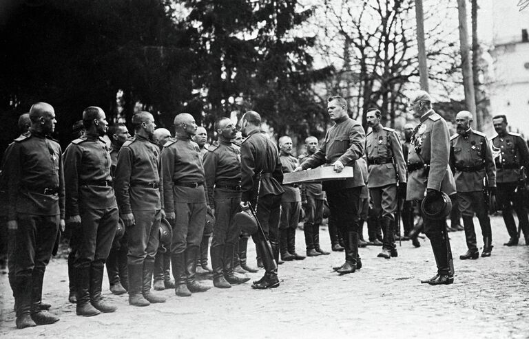 Император Николай II при пасхальном христосовании с солдатами, период Первой мировой войны.