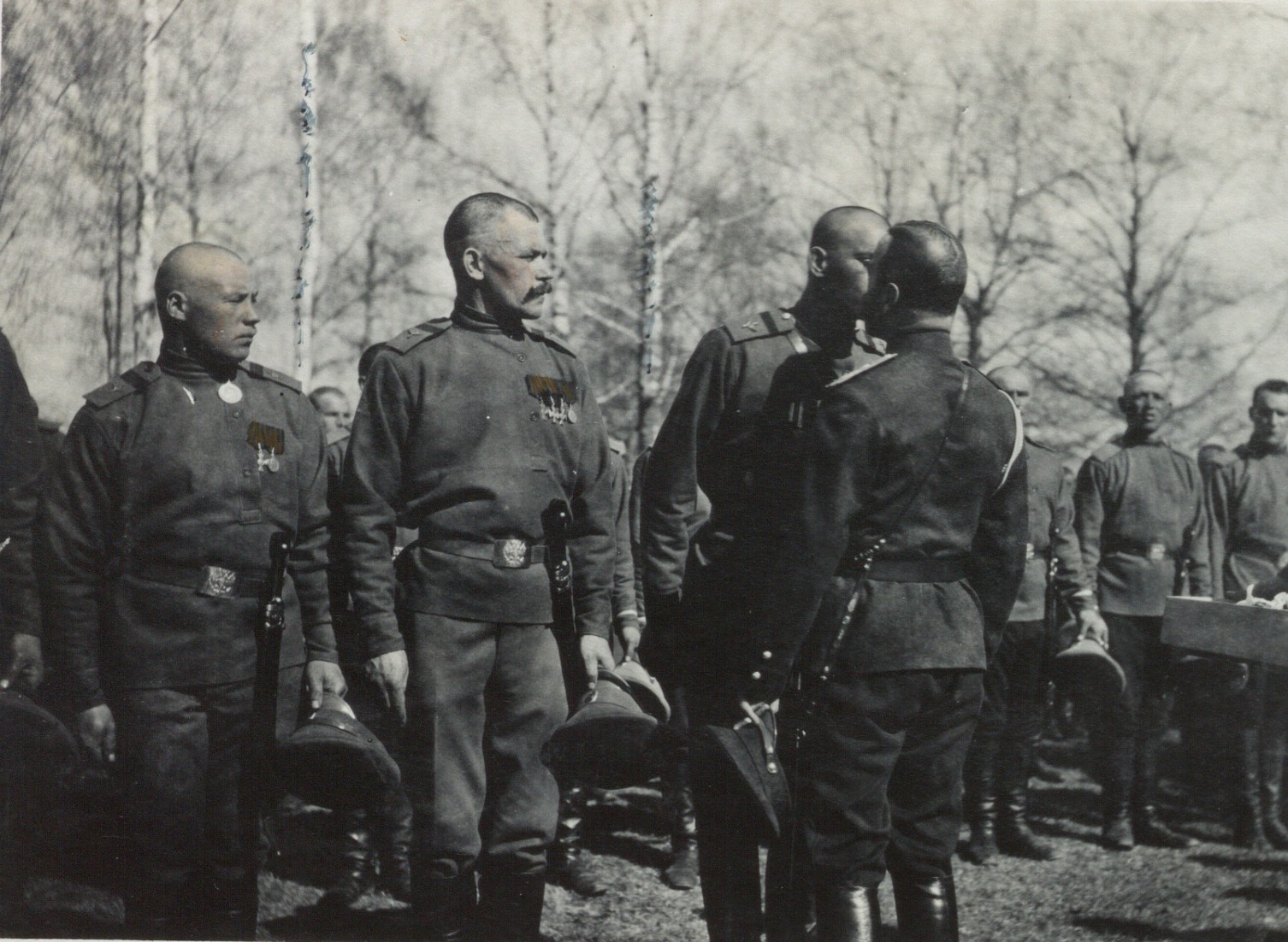 Император Николай II при пасхальном христосовании с солдатами, период Первой мировой войны.