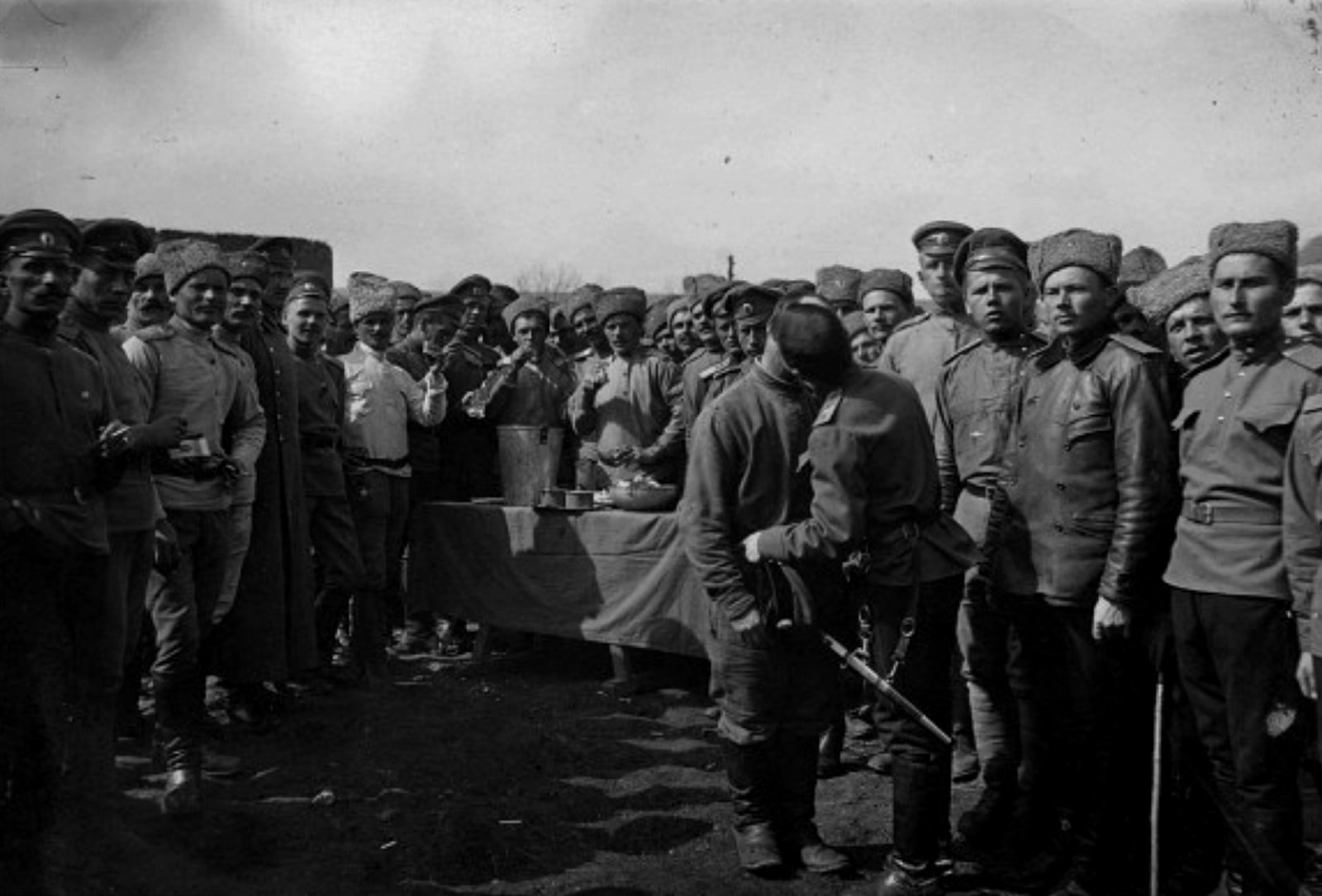 Солдаты на позиции во время пасхального лобзания; вокруг — товарищи. Период Первой мировой войны.