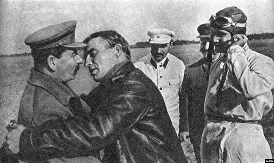 И. В. Сталин и лётчик В. П. Чкалов на встрече после перелёта.