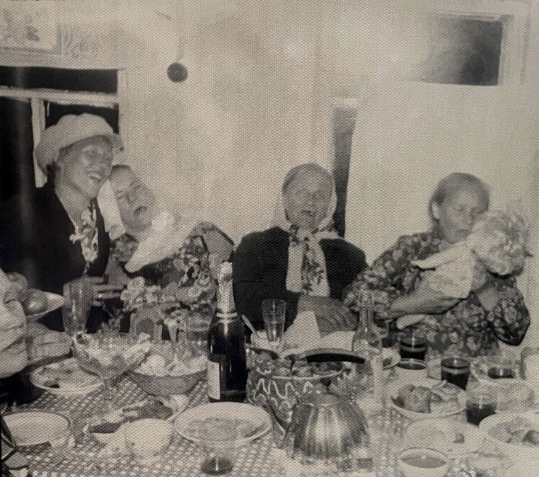 A feast in 1966: women dressed as men sing songs at the table (from the archive “Russian Everyday Life”)
