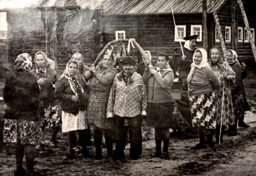 «Причудовые бабы», переодетые в мужчин и с усами, перевозят приданое невесты (из архива «Российская повседневность»)