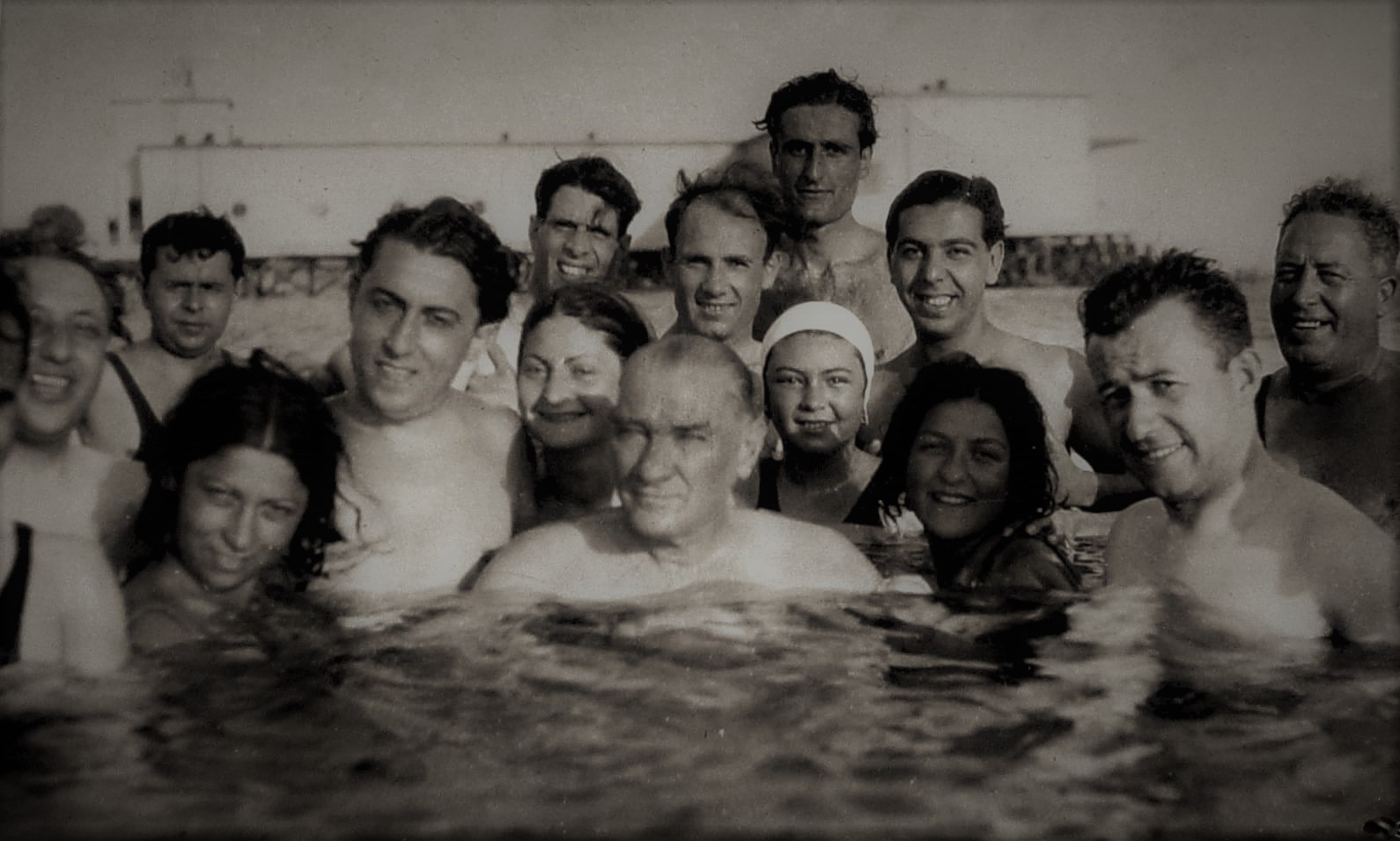 Atatürk na água; Vedat Uşaklıgil é a segunda pessoa à sua esquerda, depois da mulher