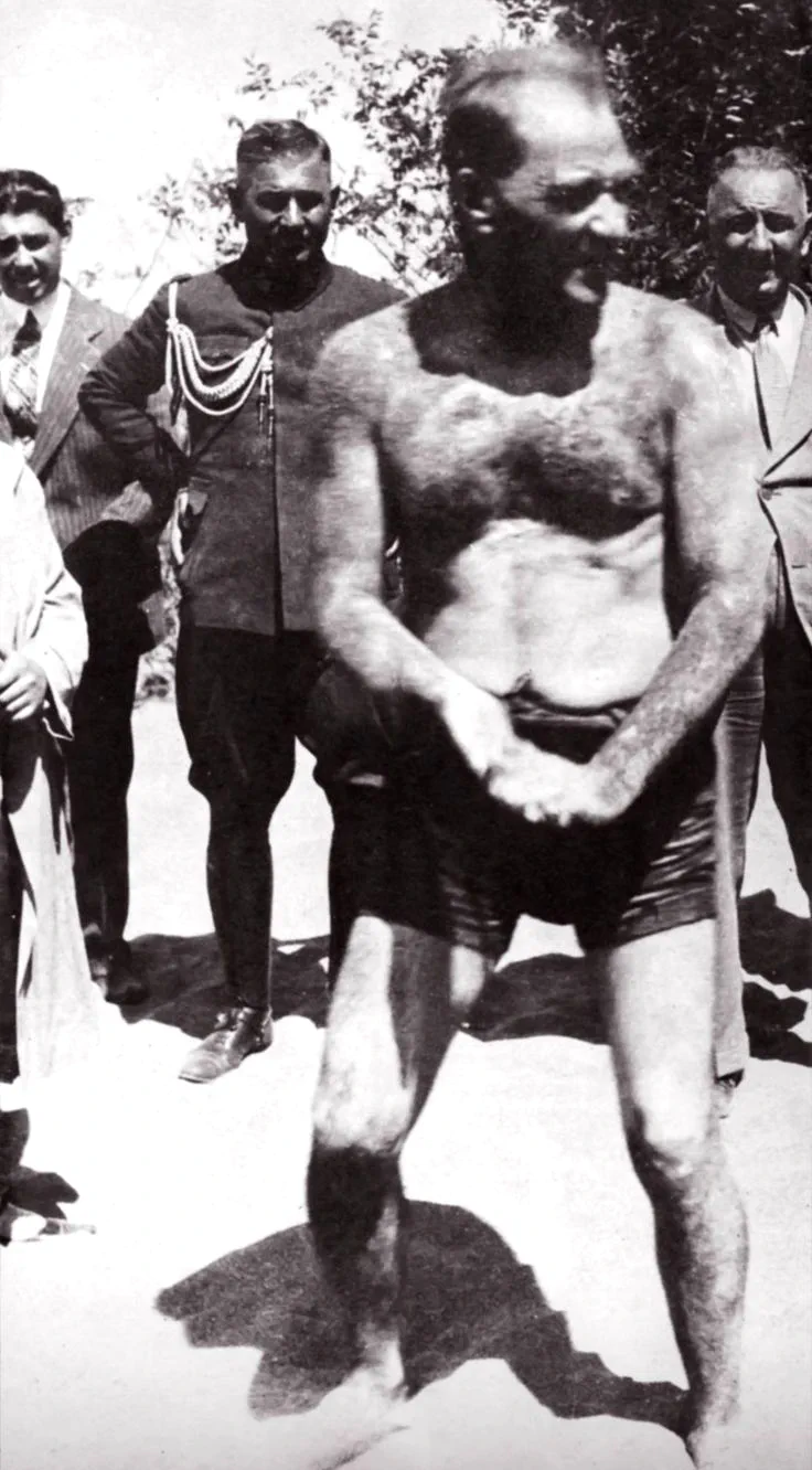 Ататюрк играет в песке, пока его коллеги наблюдают, 1930-е годы