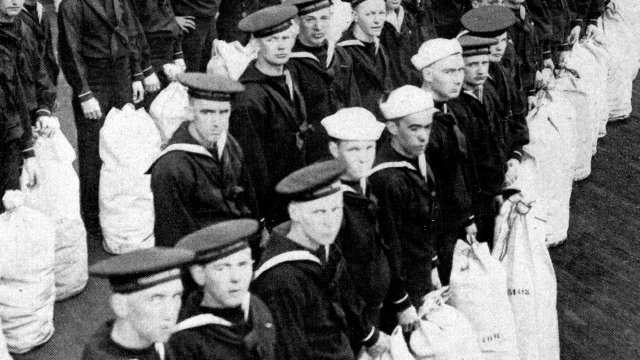 Recrutas da Marinha dos EUA com sacos brancos no convés, estação naval de instrução de Newport, Rhode Island; 1917